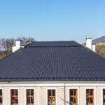 Hliník, pozink, nebo titanzinek? Průvodce materiály, které rozhodují o životnosti vaší střechy